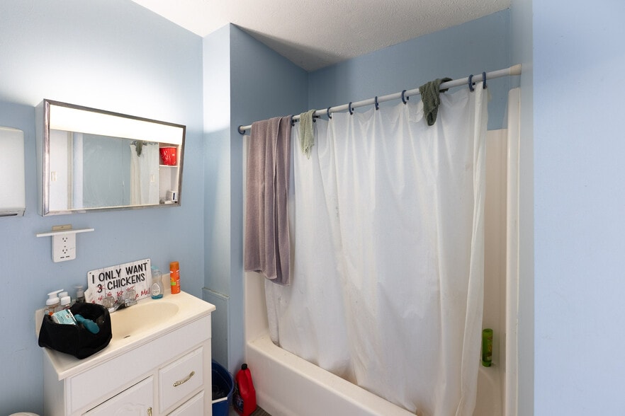 More Photos Of 80 Vine St, Newark Light Distribution For Sale