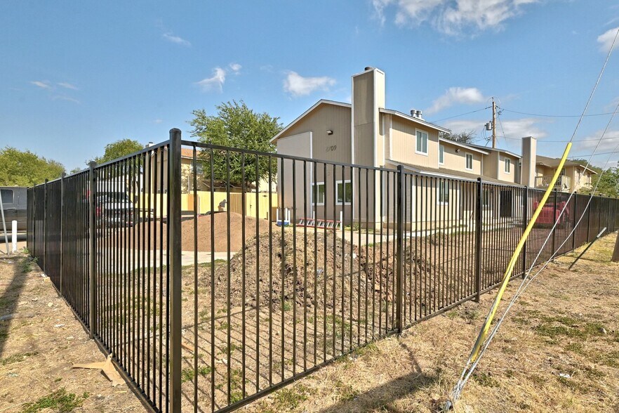 More Photos Of 6709 Wentworth Dr, Austin Apartments For Sale