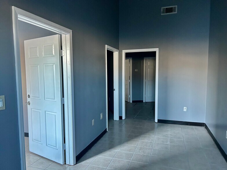 More Photos Of 2529 Merrell Rd, Dallas Light Distribution For Lease