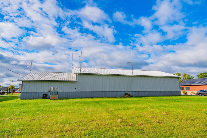 More Photos Of 1800 North St, Prairie Du Sac Flex For Sale