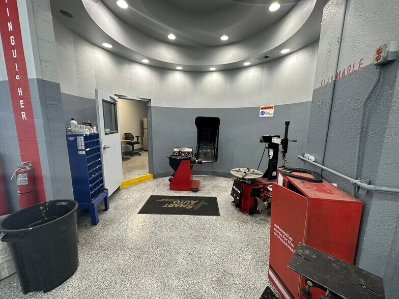 More Photos Of 3105 E Sahara Ave, Las Vegas Auto Repair For Lease