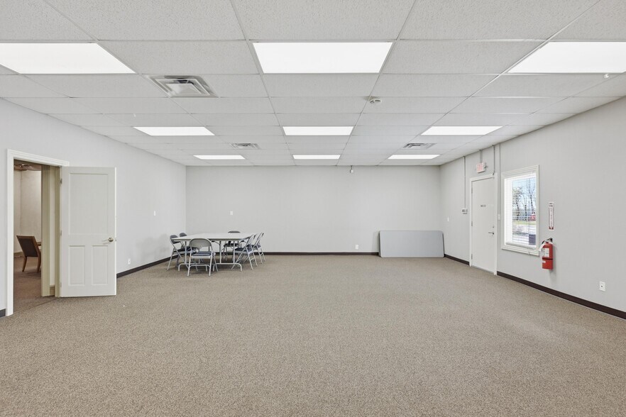 More Photos Of 2307 Missouri Ave, Carthage Light Distribution For Sale