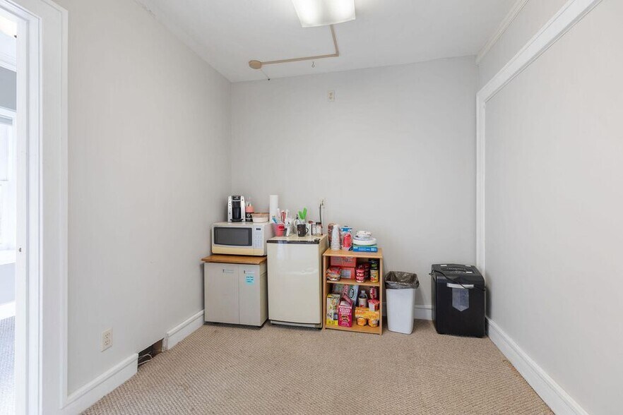 More Photos Of 1405 S Business Highway 65, Hollister Office Residential For Sale