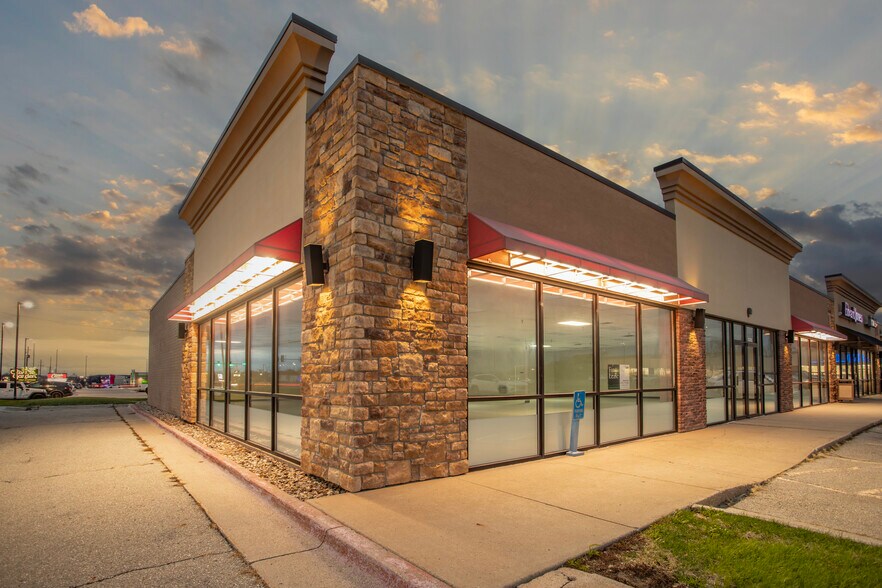 More Photos Of 6205-6225 SE 14th St, Des Moines Storefront Retail Office For Lease