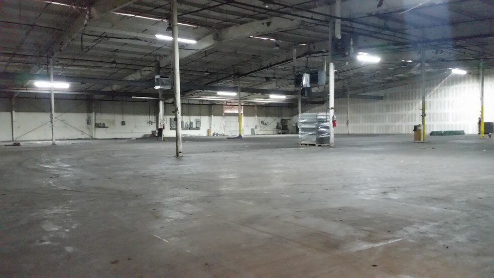 More Photos Of 2100 E Union Bower Rd, Irving Warehouse For Lease