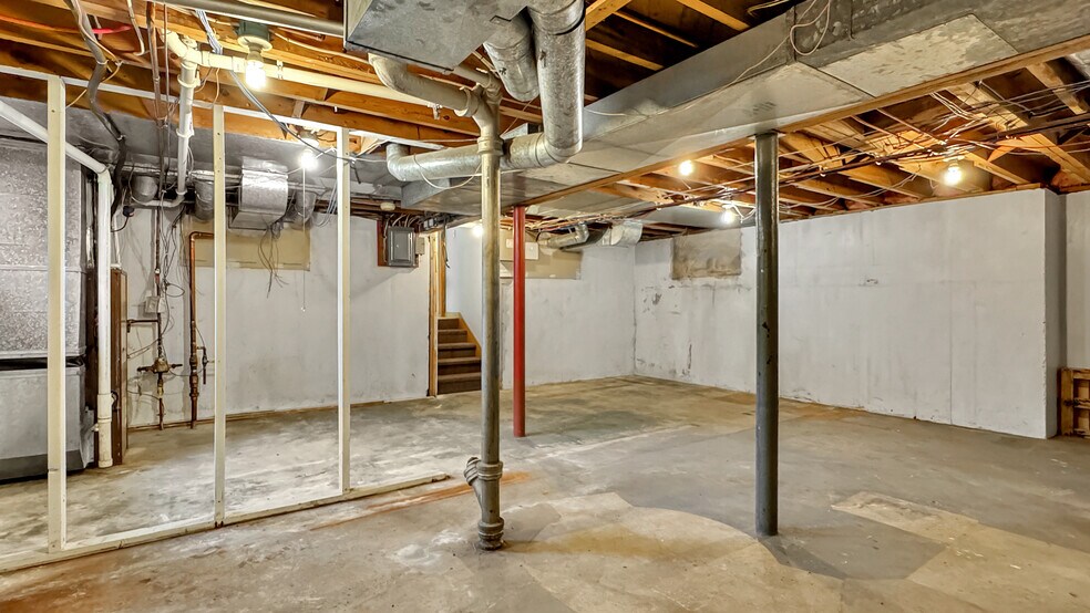 More Photos Of 1200 S Mitchell St, Cadillac Office For Sale