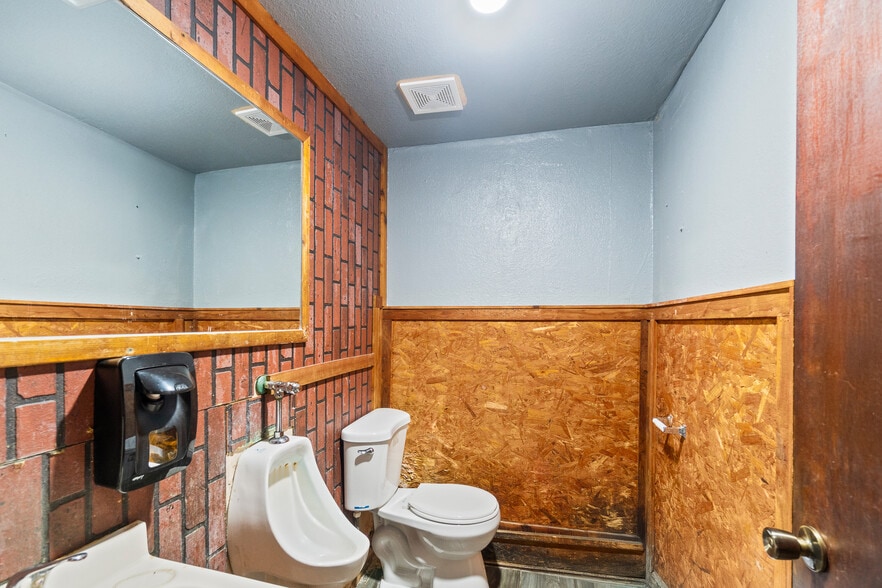 More Photos Of 107 E Park Ave, Pharr Sports And Entertainment For Sale