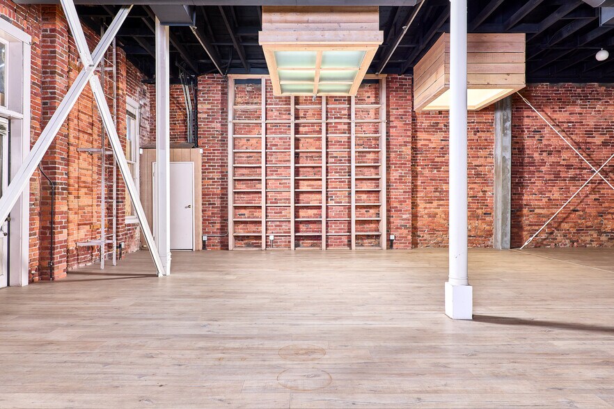 More Photos Of 910 2nd St, Sacramento Bar For Sale