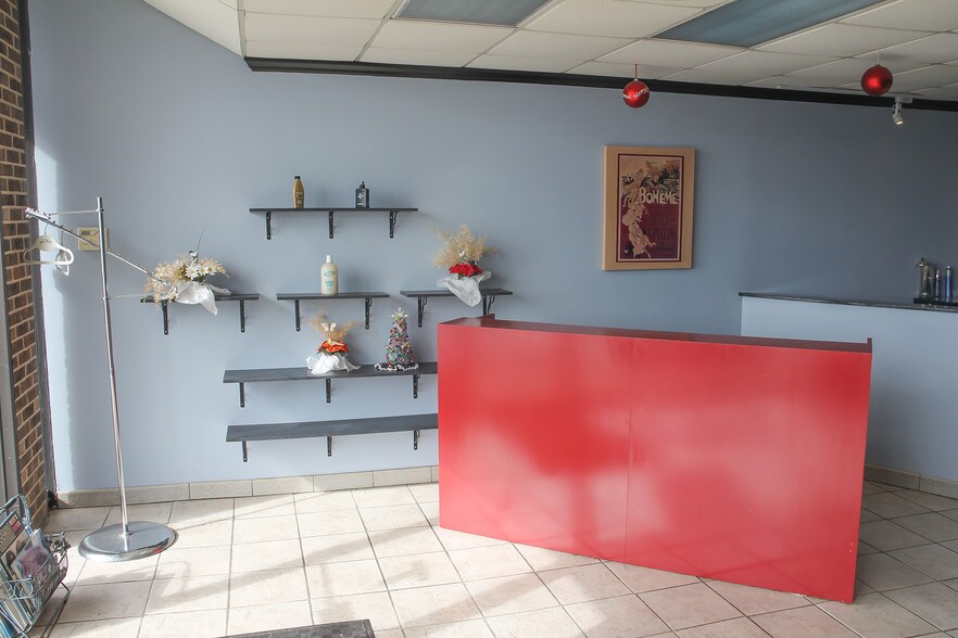 More Photos Of 207-227 W Grand Ave, Bensenville Unknown For Lease