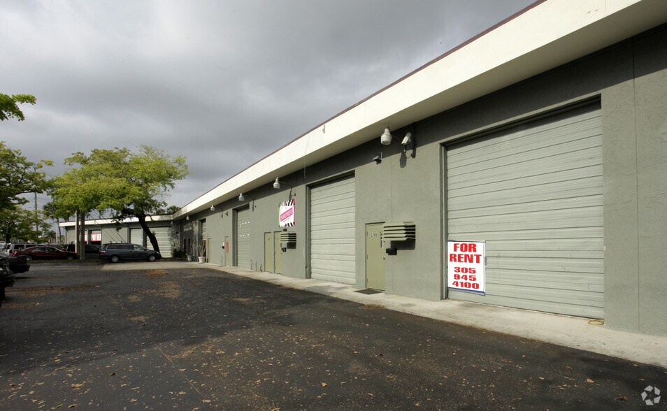 More Photos Of 2261-2299 NE 164th St, Aventura Warehouse For Lease