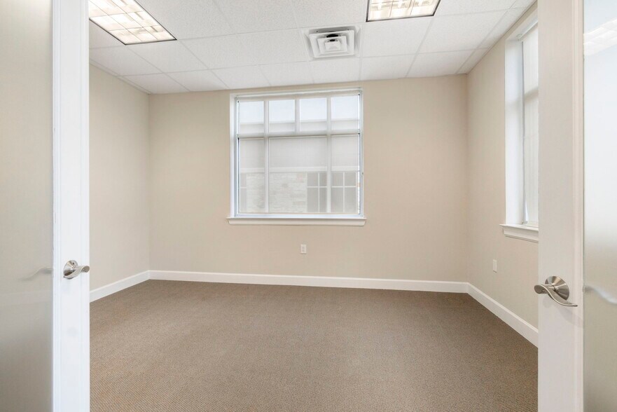 More Photos Of 2219 Sawdust Rd, The Woodlands Office For Sale