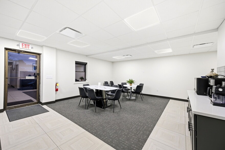 More Photos Of 326 SE Douglas St, Lees Summit Office For Sale