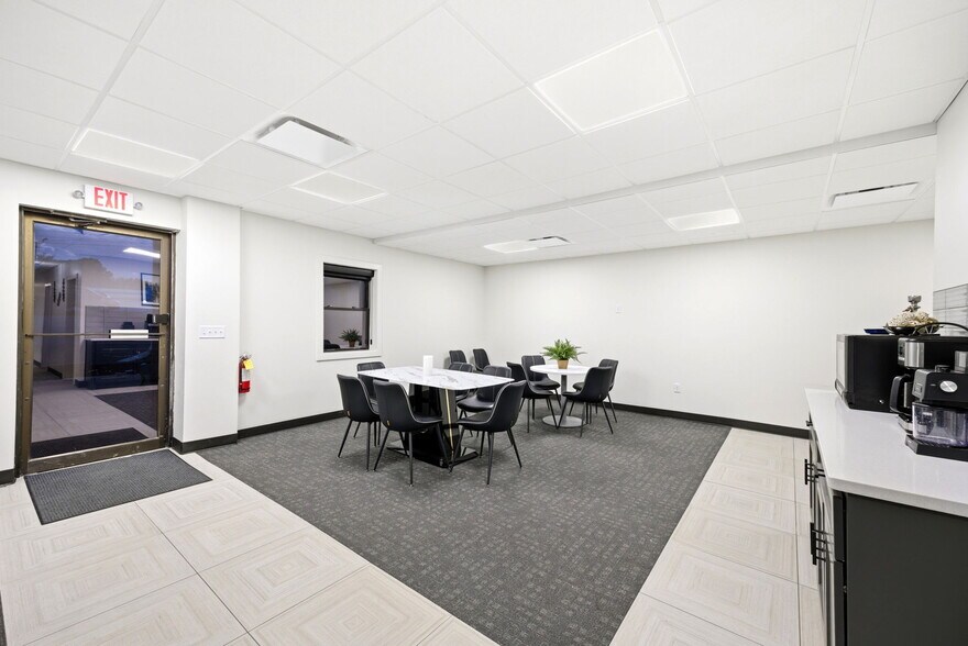 More Photos Of 326 SE Douglas St, Lees Summit Office For Sale