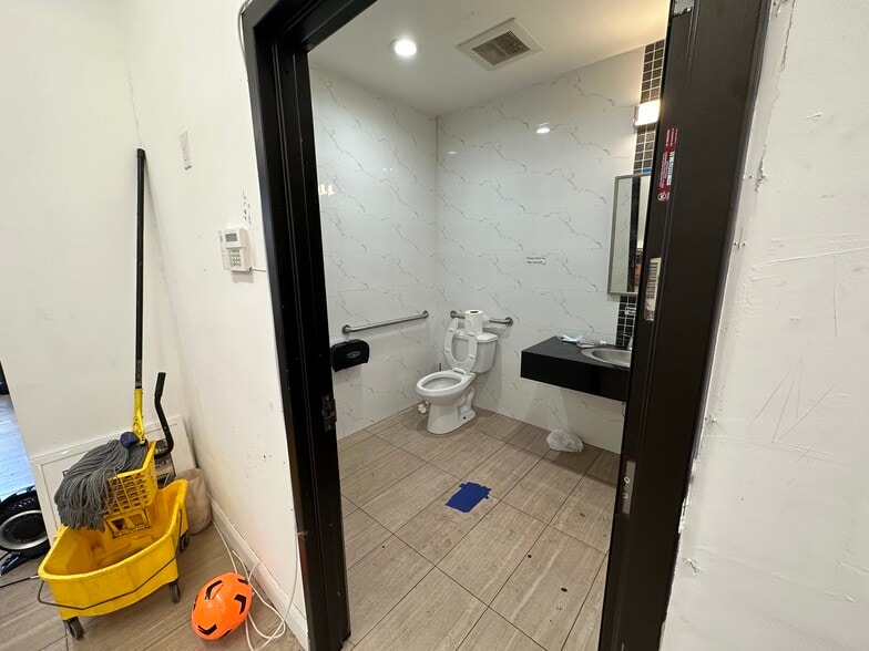 More Photos Of 43 Essex St, New York Storefront Retail Residential For Lease