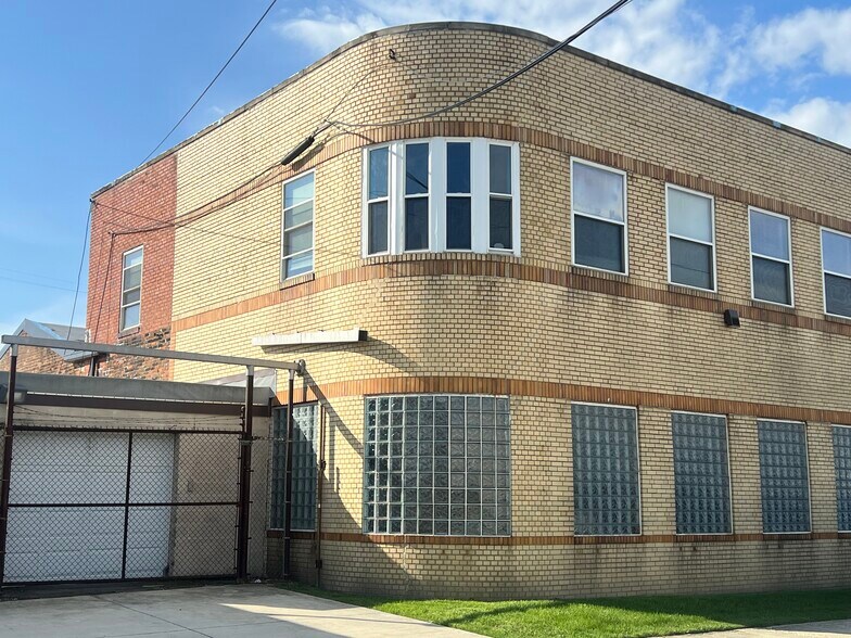 More Photos Of 18222 Lanken Ave, Cleveland Manufacturing For Lease