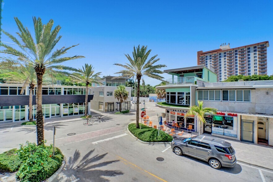 More Photos Of 900 Sunrise Ln, Fort Lauderdale General Retail For Sale