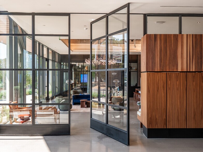 More Photos Of 924 E 7th St, Austin Office For Sale