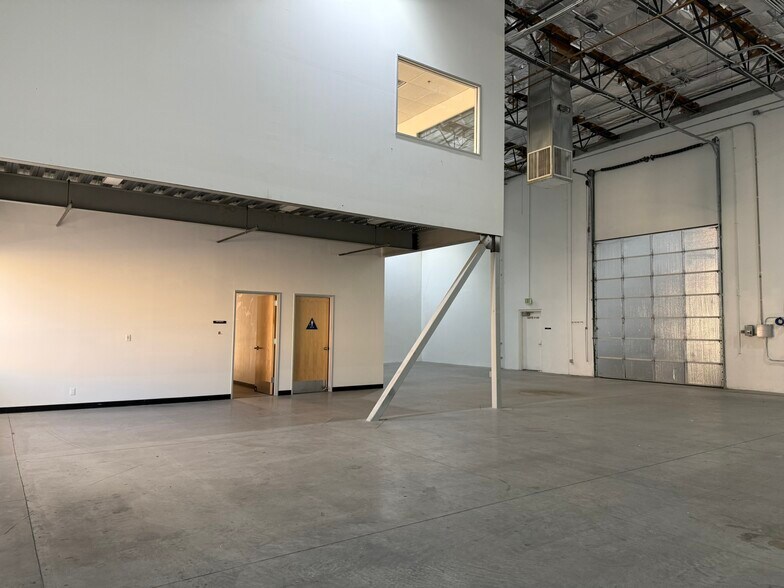 More Photos Of 34500 Gateway Dr, Palm Desert Warehouse For Lease