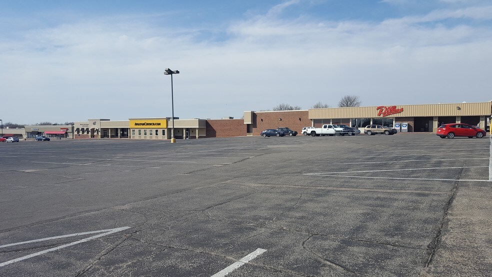 More Photos Of 200 W Greenway Ct, Derby Unknown For Lease