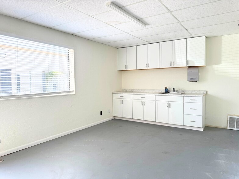 More Photos Of 1342 E Highway 377, Granbury Showroom For Sale
