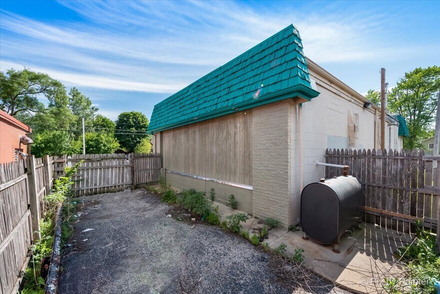 More Photos Of 1126 Larkin Ave, Elgin Service Station For Sale