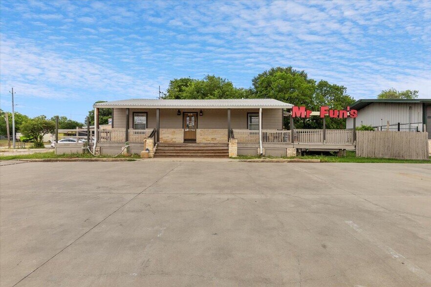 Primary Photo Of 1002 College St, Bastrop Freestanding For Lease