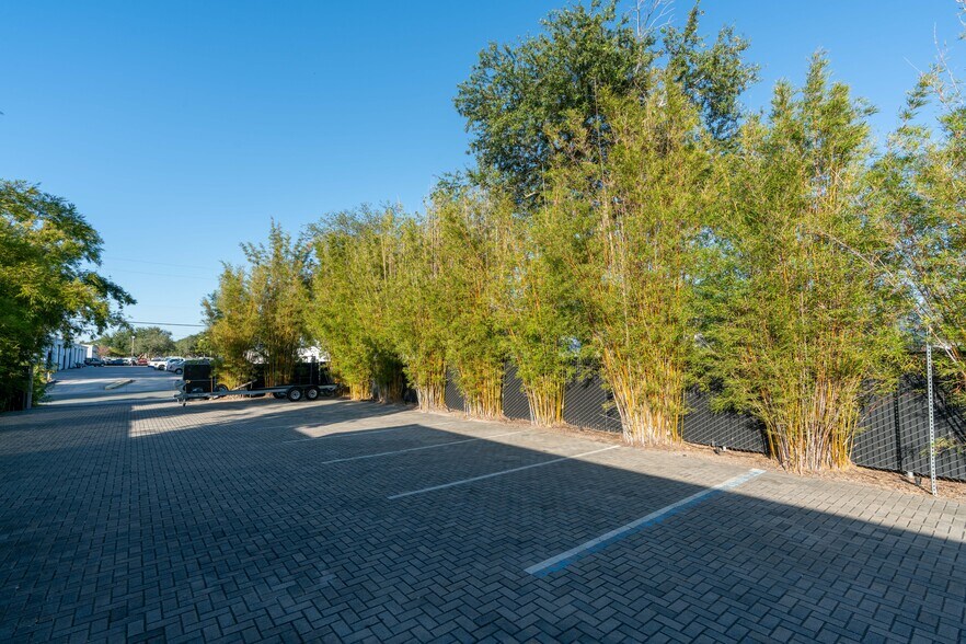 More Photos Of 3158 24th Ave N, Saint Petersburg Showroom For Sale