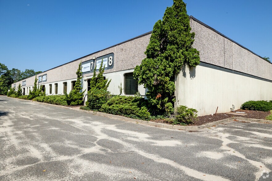More Photos Of 1371 Church St, Bohemia Manufacturing For Lease