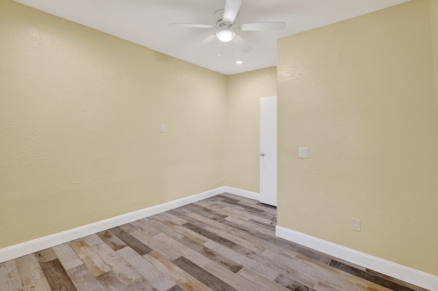 More Photos Of 1884 Southpointe Dr, Sarasota Apartments For Sale