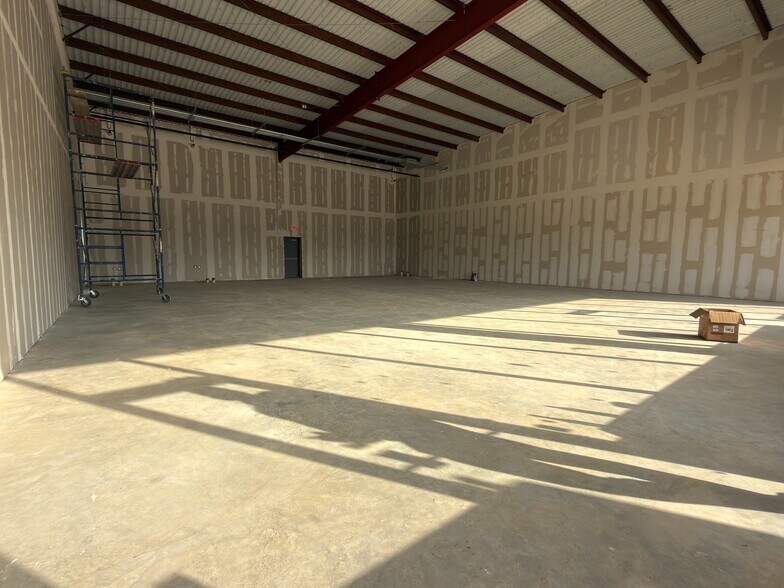 More Photos Of 14211 Hiram Clarke Rd, Houston Storefront For Lease