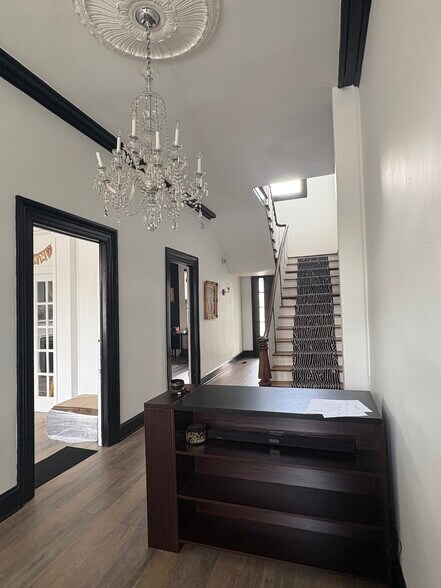 More Photos Of 215 N Market St, Petersburg Office Residential For Lease