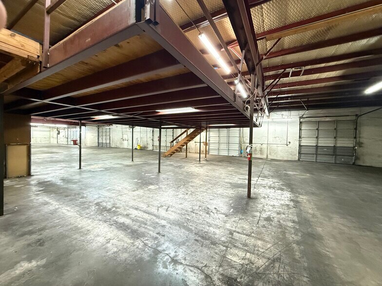 More Photos Of 11104 N Lamar Blvd, Austin Showroom For Lease