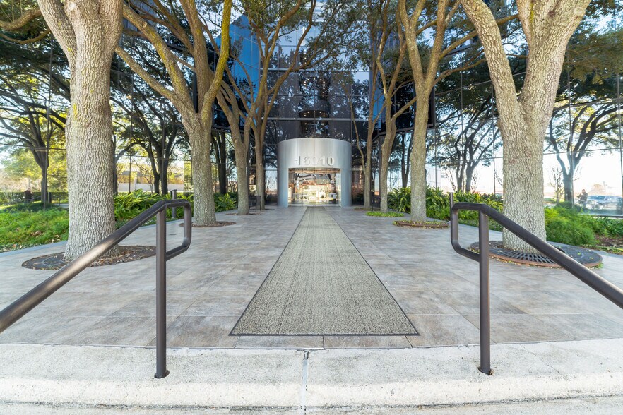 More Photos Of 16010 Barkers Point Ln, Houston Office For Lease