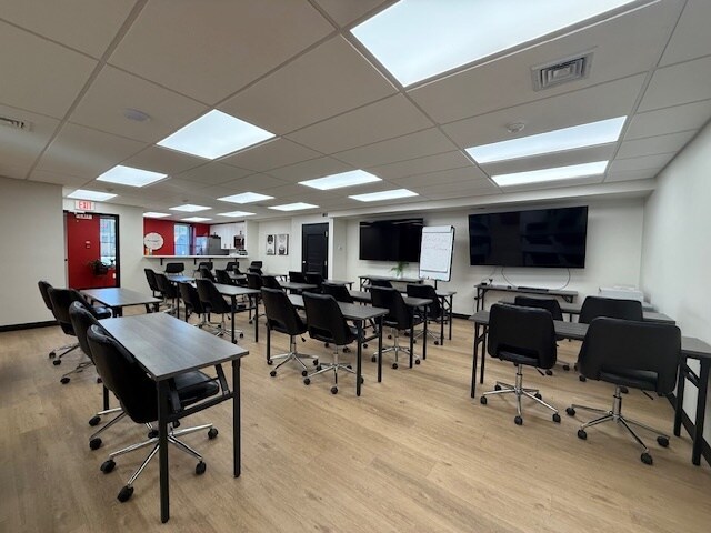 More Photos Of 1917 Welsh Rd, Philadelphia Office For Sale