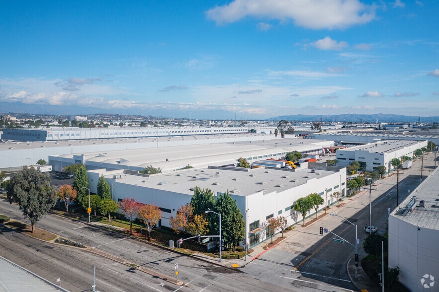 More Photos Of 5709 E 61st St, Commerce Warehouse For Lease
