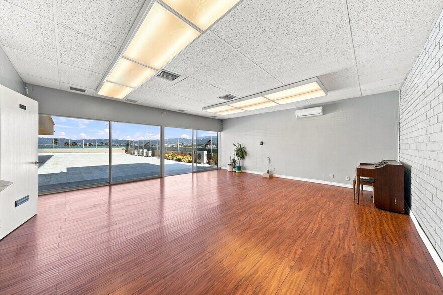 More Photos Of 2333 Beverly Blvd, Los Angeles Office For Lease