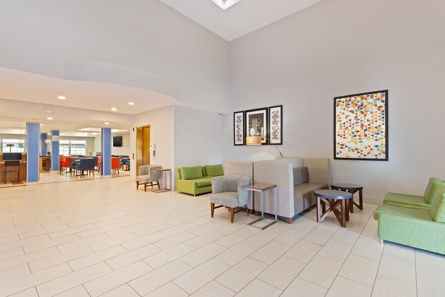More Photos Of 53 Jefferson Rd, Jacksonville Hotel For Sale