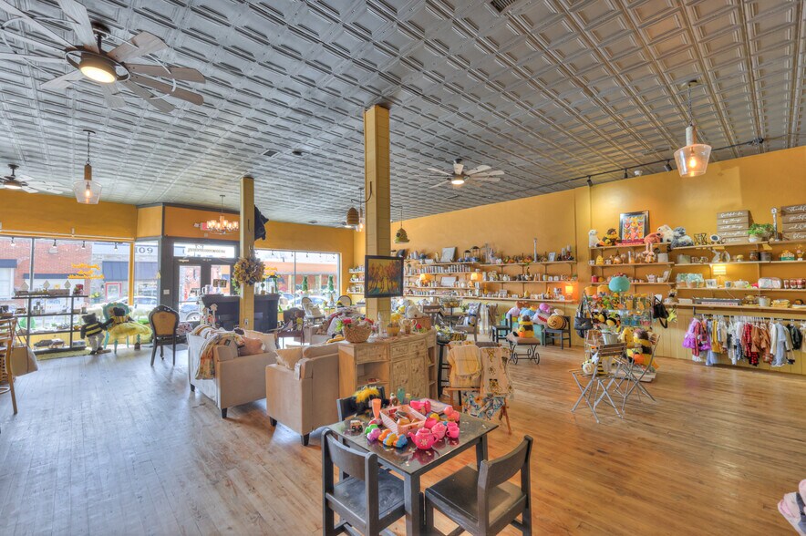 More Photos Of 108 W Walnut St, Smithville Restaurant For Sale