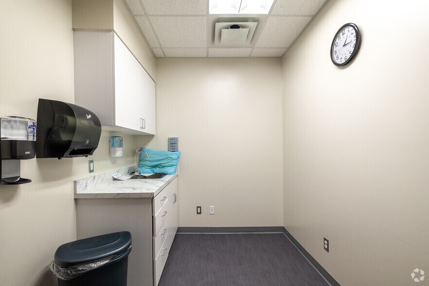 More Photos Of 108-114 S Main St, Hillsboro General Retail For Sale