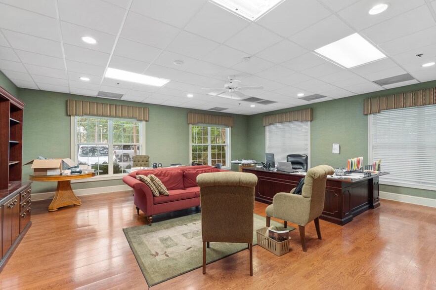 More Photos Of 20 Capital Dr, Hilton Head Island Showroom For Lease
