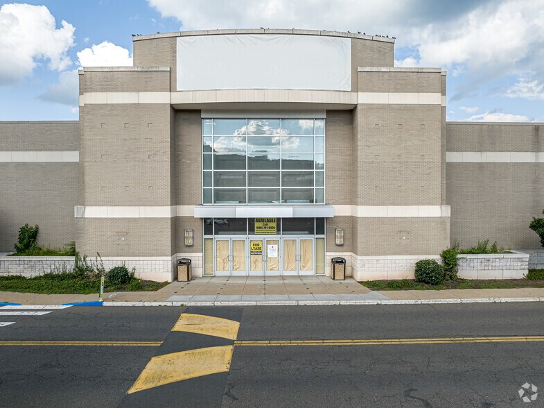 More Photos Of 575 Union St, Waterbury Department Store For Lease