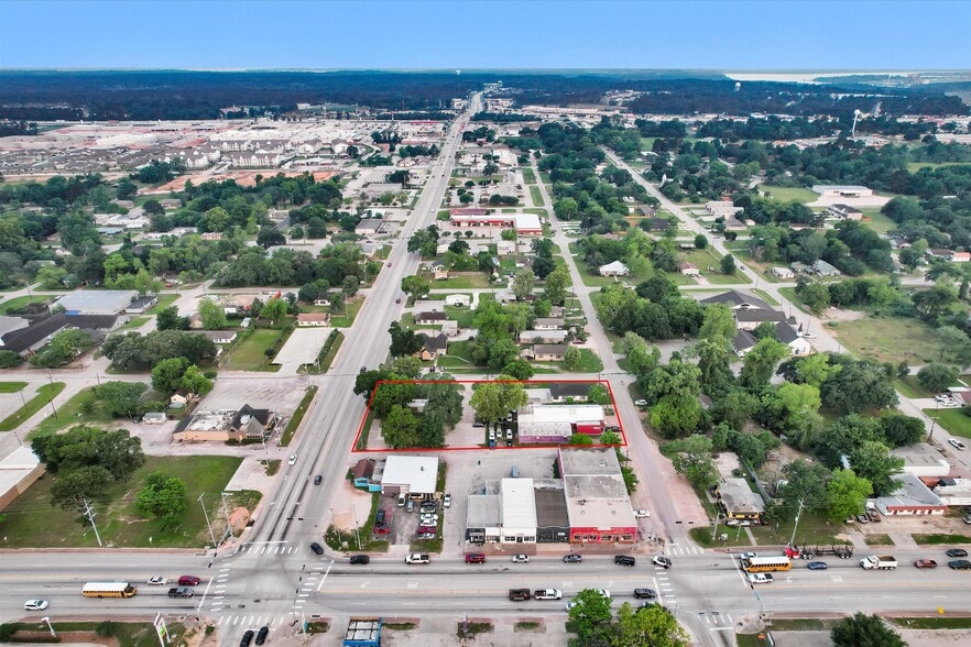 More Photos Of 108 W Montgomery St, Willis Flex For Sale