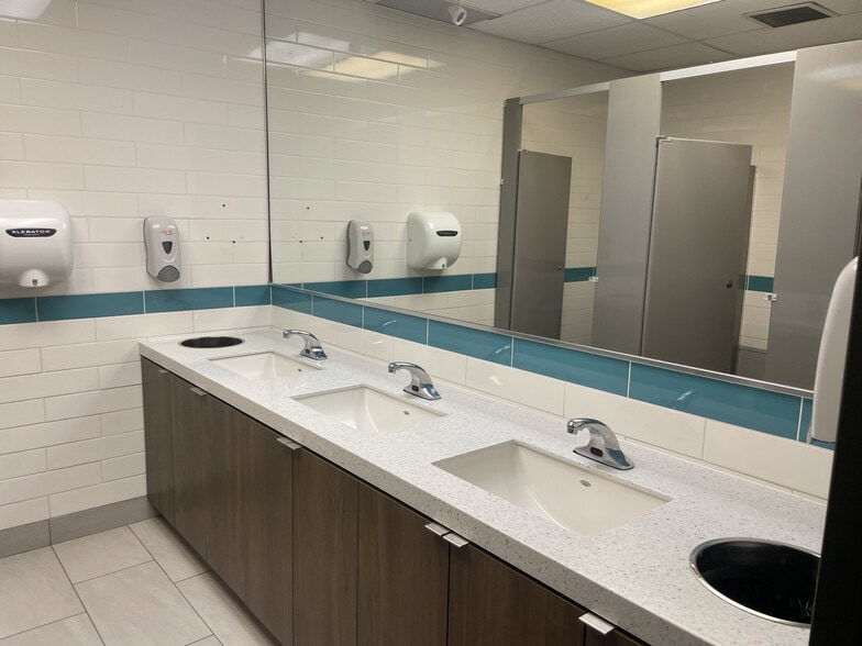 More Photos Of 2060 Walkley Rd, Ottawa Warehouse For Lease