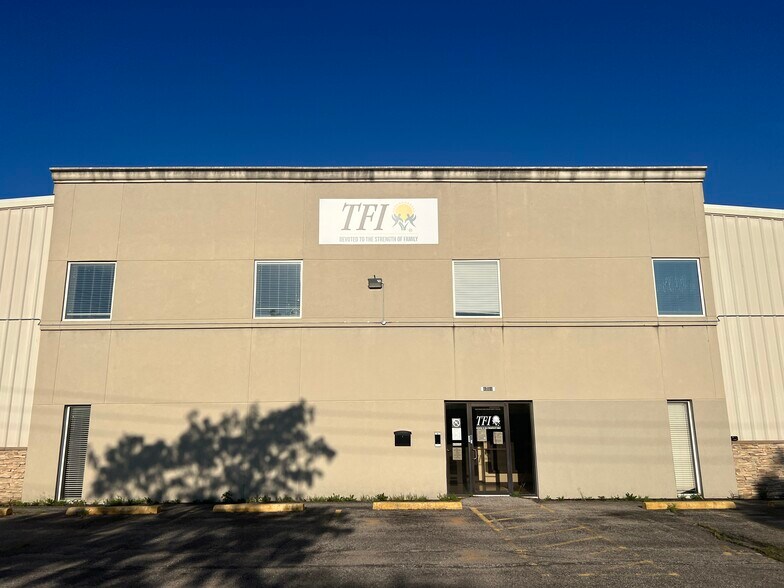 More Photos Of 1711 S Longfellow St, Wichita Office For Lease