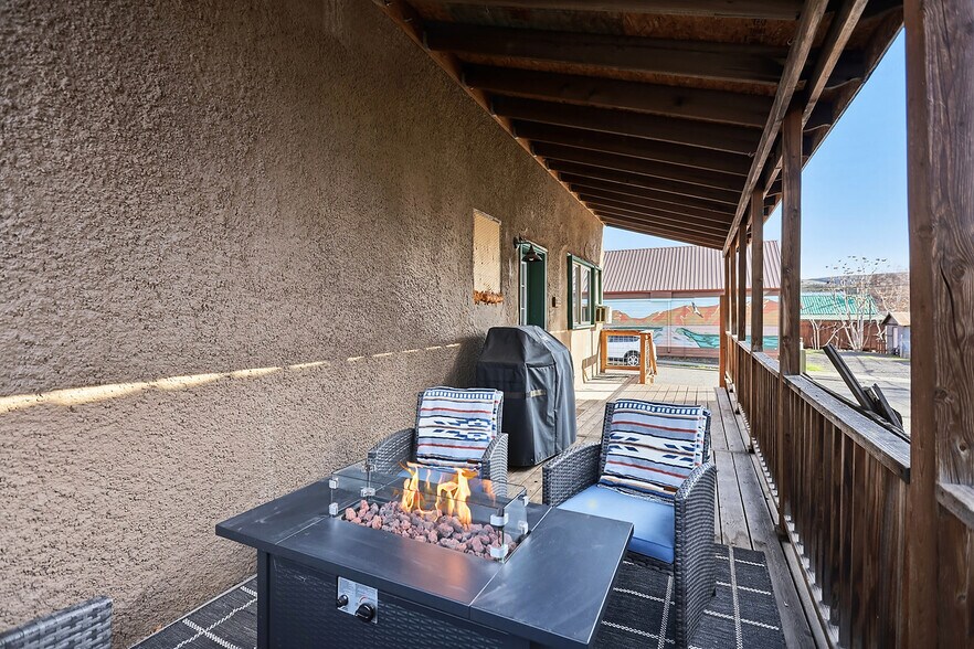 More Photos Of 501 Deschutes Ave, Maupin Freestanding For Sale