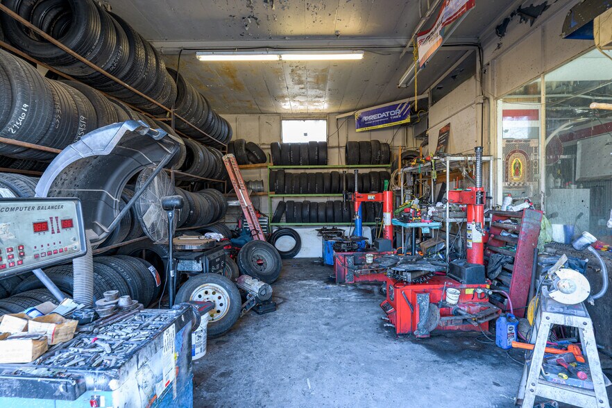 More Photos Of 1320 S Austin Ave, Denison General Retail For Sale