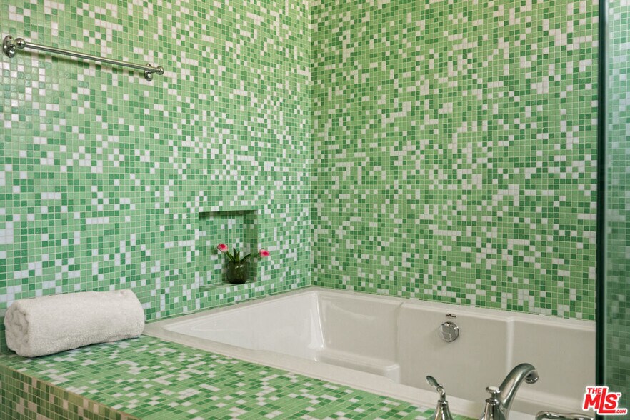 More Photos Of 1076 Palms Blvd, Venice Apartments For Sale