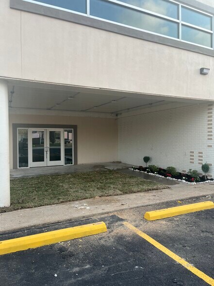 More Photos Of 302 W Defee Ave, Baytown Specialty For Sale