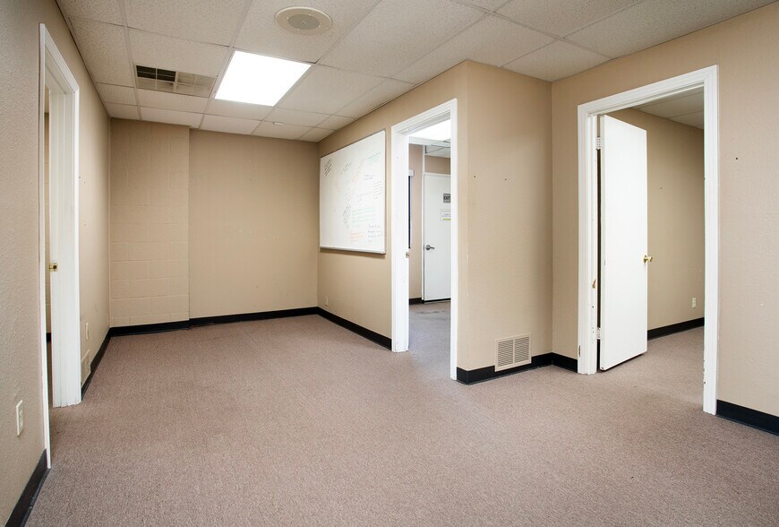 More Photos Of 415 Beckham Ave, Tyler Storefront For Sale