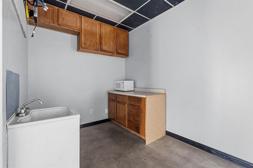 More Photos Of 9221 Highway 290 W, Austin Light Manufacturing For Sale